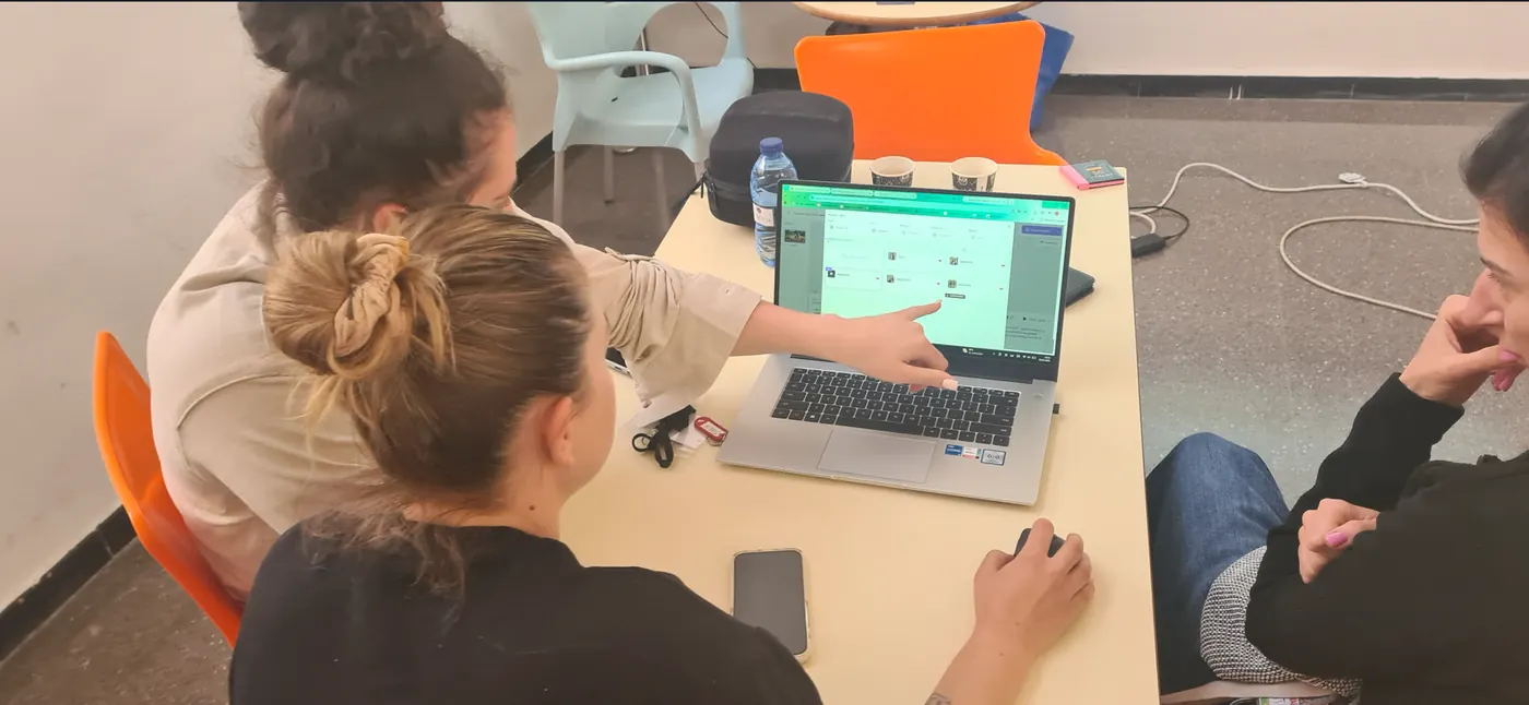 Grupo de voluntarias trabajando con herramientas digitales en un ordenador portátil