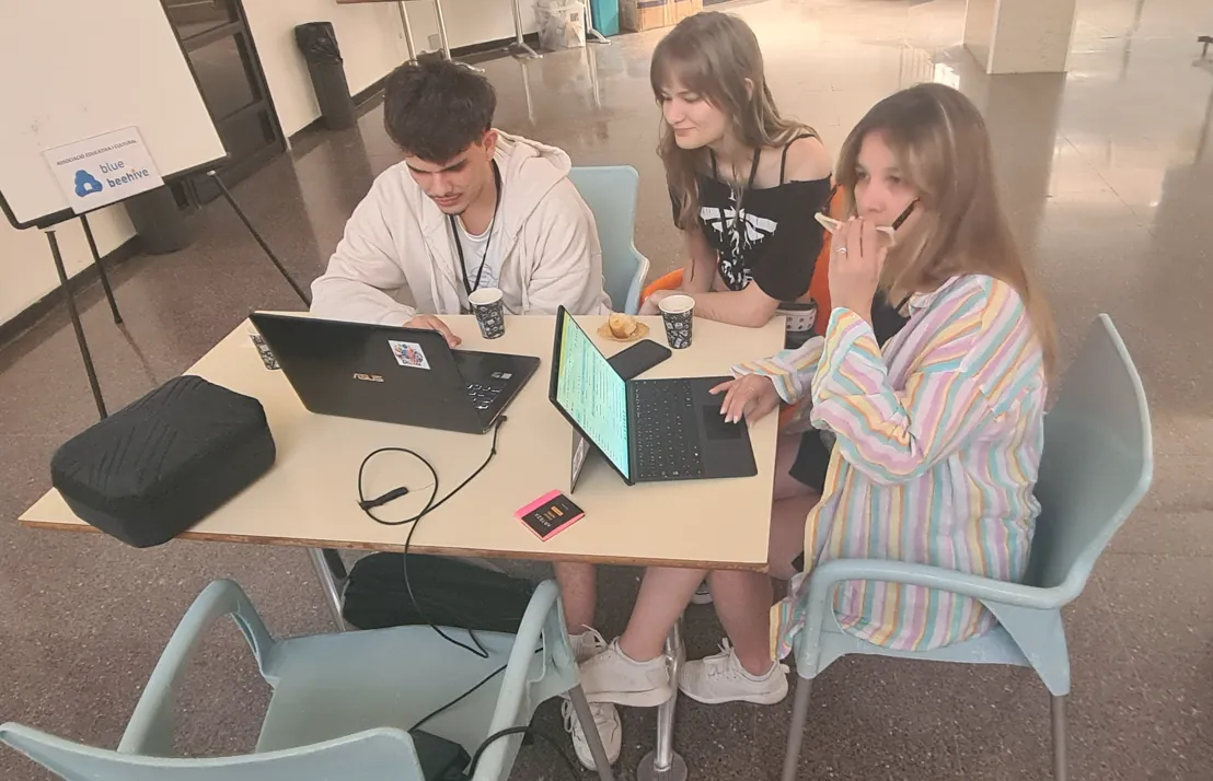 Jóvenes voluntarios trabajando en equipo con ordenadores